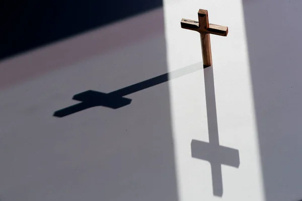 Drewniany Krzyż Wielkanocny Symbolem Ukrzyżowania Chrystusa Cieniem Wiara Koncepcja Religii — Zdjęcie stockowe