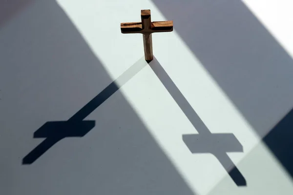 Dřevěný Symbol Velikonočního Kříže Ukřižování Krista Stínem Víra Náboženství Koncept — Stock fotografie