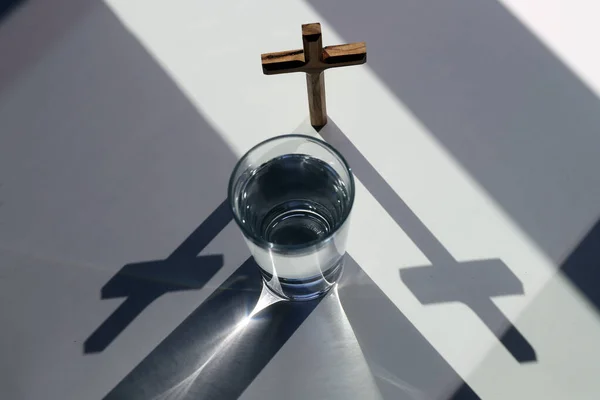 Sklenice Vody Dřevěný Symbol Ukřižování Krista Velikonočního Kříže Půst Sezóny — Stock fotografie