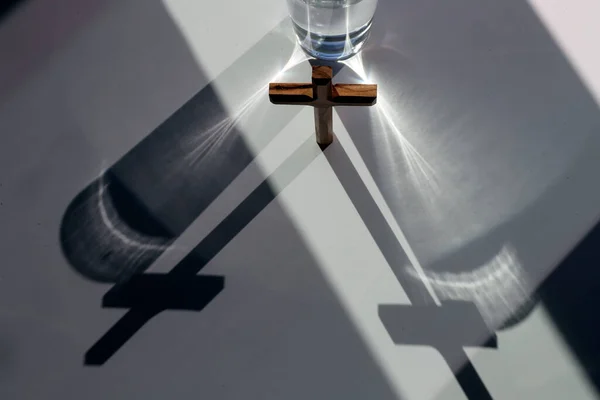 一杯水和一个木制复活节十字架象征着圣诞节的十字架 上个季度以庆祝复活节结束 — 图库照片