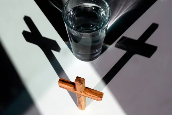 Vaso Agua Una Cruz Pascua Madera Símbolo Crucifixión Christl Temporada — Foto de Stock