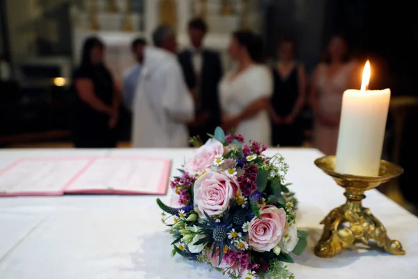 Katolik Kilisesinde Düğün Töreni Çiçekler Mumlar Fransa — Stok fotoğraf