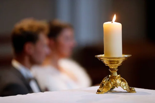 在天主教堂举行的婚礼 教堂的烛台法国 — 图库照片