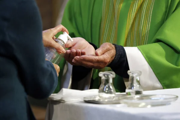 Katholische Kirche Katholische Messe Wasseralkoholische Gel Flasche Cob Vid Pandemie — Stockfoto