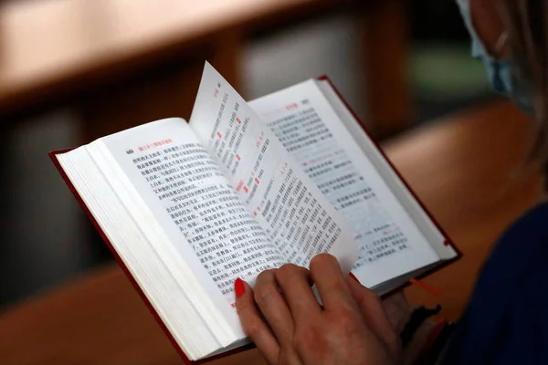 Katolsk Kvinna Läser Kinesisk Bibel — Stockfoto