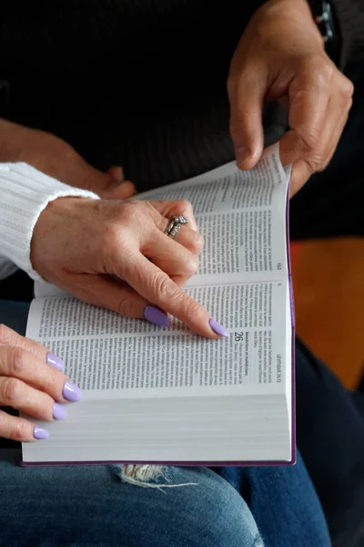 Hombre Mujer Leyendo Biblia Estudio Bíblico —  Fotos de Stock