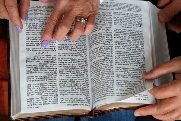 Mann Und Frau Lesen Die Bibel Bibelstudium — Stockfoto