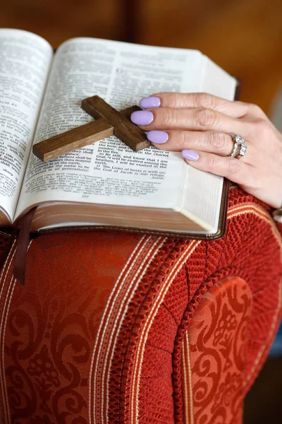 Frau Liest Und Betet Die Bibel — Stockfoto