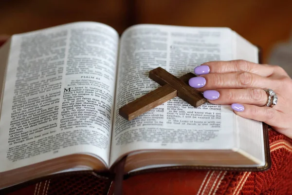 Женщина Читает Молится Библию — стоковое фото
