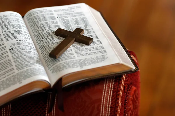 Открытая Библия Деревянным Крестом — стоковое фото