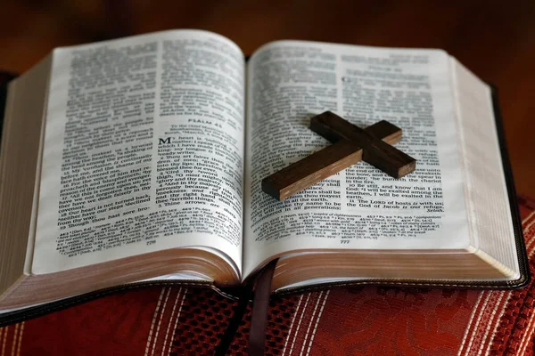 Otwórz Biblię Drewnianym Krzyżem — Zdjęcie stockowe