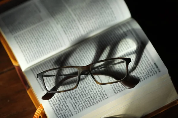 Biblia Abierta Con Par Gafas Candeles Iglesia Iglesia Mujer Rezando —  Fotos de Stock
