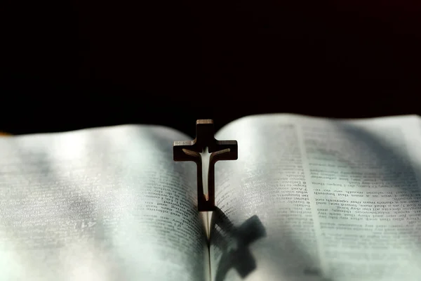 打开圣经与基督教十字架 宗教的象征 教堂的烛台在教堂里为圣母祈祷的女人 — 图库照片
