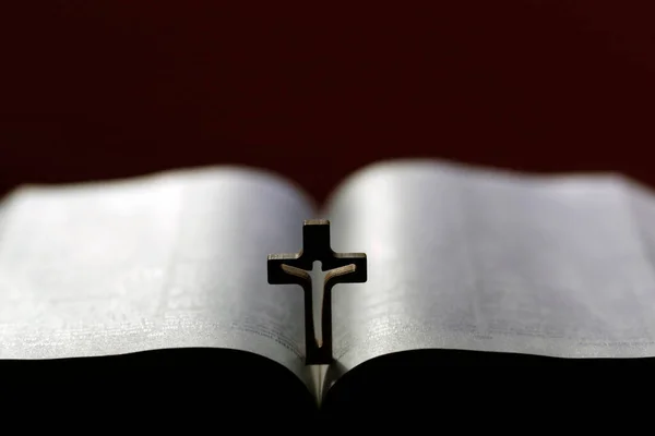 Ανοιχτή Βίβλος Χριστιανικό Σταυρό Σύμβολο Της Θρησκείας Εκκλησιαστικά Κεριά Στην — Φωτογραφία Αρχείου