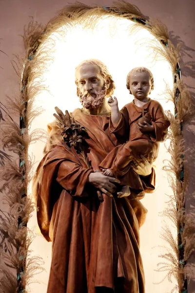 聖ヨセフと幼子イエス像 フランス — ストック写真