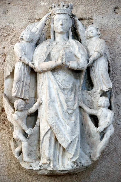 Церква Успіння Коронована Статуя Діви Марії Франція — стокове фото