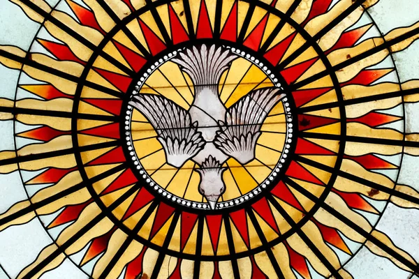 圣Pothin教堂 缝隙玻璃窗 圣灵的鸽子 — 图库照片