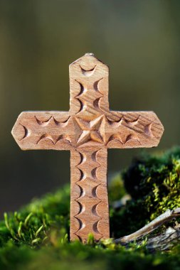 Hristiyan ahşap haç doğada. Hıristiyanlığın sembolü. 