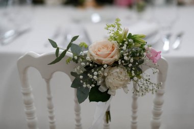 Düğün için bir masa. Çiçek dekorasyonu. 