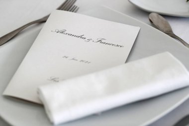 Düğün için bir masa. Menüyü ayarla. 