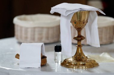 Kilisede ayin masası. Katolik kütlesi. 
