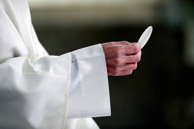 Katolik rahip. Kilisede ayin var.. 