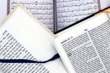 Hıristiyanlık, İslam ve Yahudilik. İncil, Kuran ve Tevrat. Dinler arası veya dinler arası semboller. İnanç ve maneviyat kavramı. 