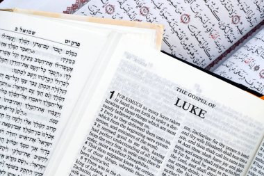 Hıristiyanlık, İslam ve Yahudilik. İncil, Kuran ve Tevrat. Dinler arası veya dinler arası semboller. İnanç ve maneviyat kavramı. 