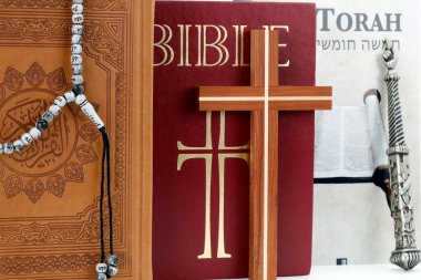 Hıristiyanlık, İslam ve Yahudilik. İncil, Kuran ve Tevrat. Dinler arası veya dinler arası semboller. İnanç ve maneviyat kavramı. 