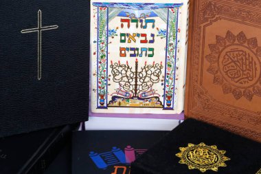 Hıristiyanlık, İslam ve Yahudilik. İncil, Kuran ve Tevrat. Dinler arası veya dinler arası semboller. İnanç ve maneviyat kavramı. 