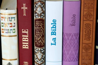 Hıristiyanlık, İslam ve Yahudilik. İncil, Kuran ve Tevrat. Dinler arası veya dinler arası semboller. İnanç ve maneviyat kavramı. 