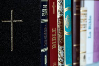 Hıristiyanlık, İslam ve Yahudilik. İncil, Kuran ve Tevrat. Dinler arası veya dinler arası semboller. İnanç ve maneviyat kavramı. 