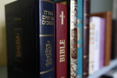 Hıristiyanlık, İslam ve Yahudilik. İncil, Kuran ve Tevrat. Dinler arası veya dinler arası semboller. İnanç ve maneviyat kavramı. 