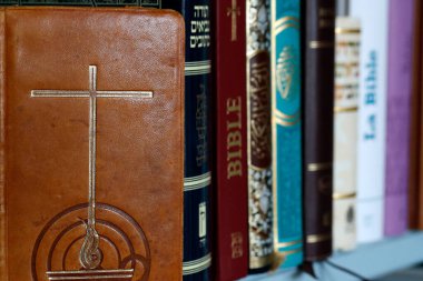 Hıristiyanlık, İslam ve Yahudilik. İncil, Kuran ve Tevrat. Dinler arası veya dinler arası semboller. İnanç ve maneviyat kavramı. 