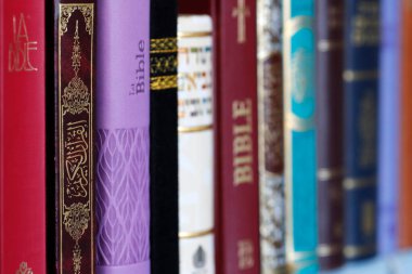 Hıristiyanlık, İslam ve Yahudilik. İncil, Kuran ve Tevrat. Dinler arası veya dinler arası semboller. İnanç ve maneviyat kavramı. 