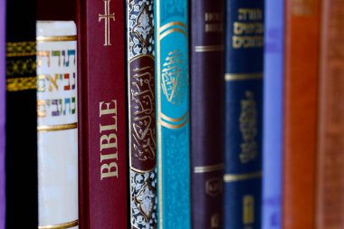 Hıristiyanlık, İslam ve Yahudilik. İncil, Kuran ve Tevrat. Dinler arası veya dinler arası semboller. İnanç ve maneviyat kavramı. 