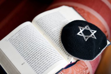 Tevrat ve kippah. Yahudi sembolleri. 