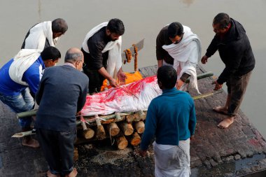 Arya Ghat yakma odunları, Hindu hac ve yakma alanı, Pashupatinath. Katmandu. Nepal. 