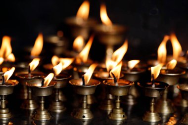 Hindu tapınağında yağ ya da tereyağı lambaları yanıyor. Katmandu. Nepal. 