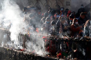 Dakshinkali Tapınağı 'nda kurban olarak incenlerini yakan hacılar. Nepal. 