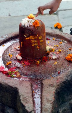 Hindu tapınağında taş shiva lingam, Nepal. 