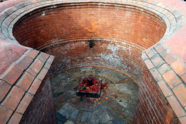 Hindu tapınağında taş shiva lingam, Nepal. 