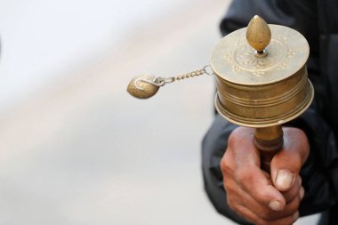  Bodhnath Stupa. Manikür tekerleğiyle hacca giden Tibetli. Katmandu. Nepal. 