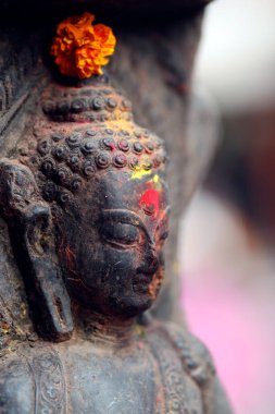 Sokaktaki Budist tapınağı. Buda heykeli. Katmandu. Nepal. 