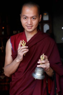Pema Osel Ling Manastırı. Lama elbiseli Budist keşiş. Keşiş Budizm, tespih, vajra, çan gibi ayin özelliklerini taşıyor. Dakshinkali. Nepal. 