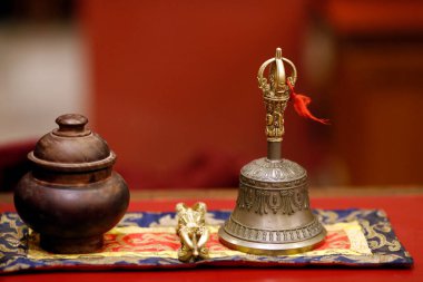  Budizm, vajra ve çanın (ghanta) geleneksel özellikleri. Dakshinkali. Nepal. 