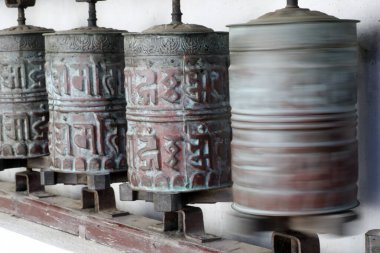 Pema Osel Ling Manastırı. Yuvarlanan metal dua çarkları. Bir mantra Tibet dilinde, tekerleğin dışında yazılır. Dakshinkali. Nepal. 