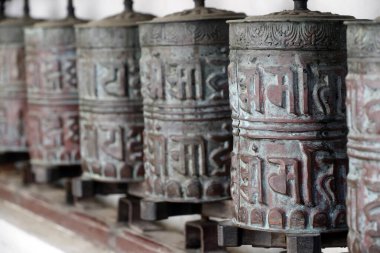 Pema Osel Ling Manastırı. Yuvarlanan metal dua çarkları. Bir mantra Tibet dilinde, tekerleğin dışında yazılır. Dakshinkali. Nepal. 