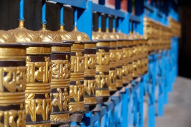 Shakhya Tharig Budist Manastırı. Yuvarlanan metal dua çarkları. Bir mantra Tibet dilinde, tekerleğin dışında yazılır. Dakshinkali. Nepal. 