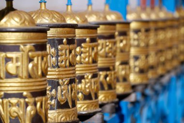 Shakhya Tharig Budist Manastırı. Yuvarlanan metal dua çarkları. Bir mantra Tibet dilinde, tekerleğin dışında yazılır. Dakshinkali. Nepal. 